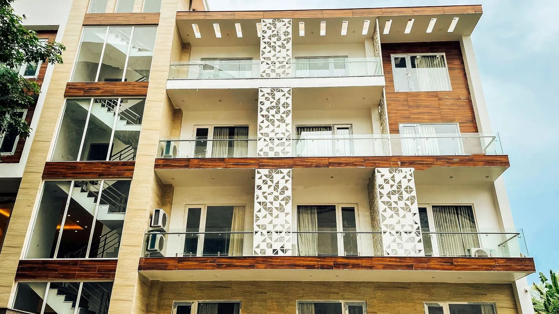 Flock Hotel I Golf Course Road Near Dlf Phase 1 Metro Station I Gurugram Gurgaon